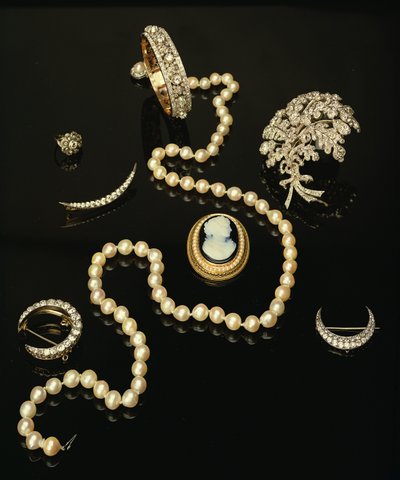Cuatro broches victorianos de diamantes; camafeo ovalado tallado; collar de perlas cultivadas de Unbekannt Unbekannt