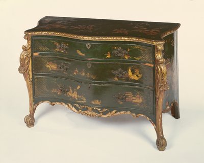 Cómoda serpentina lacada en verde y parcialmente dorada, al estilo de Thomas Chippendale de Unbekannt Unbekannt