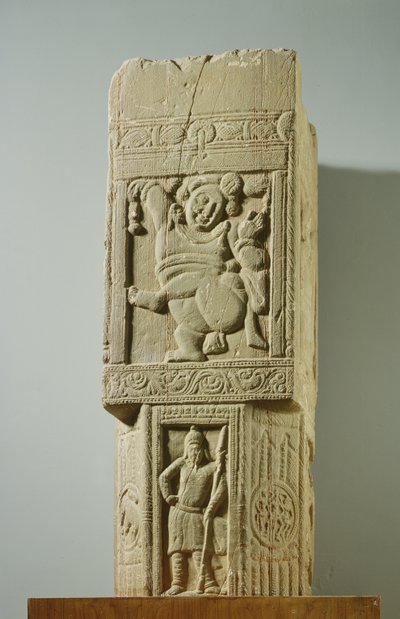 Pilar de piedra caliza verdosa con un enano danzante y un soldado escita, Nagarjunakonda, AP, siglo III d.C. de Unbekannt Unbekannt