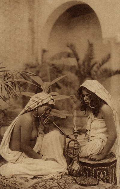 Chicas del harén fumando una pipa de agua, de una postal de principios del siglo XX de Unbekannt Unbekannt