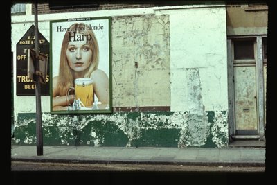 Toma una rubia fría Harp, Kilburn, 1966 de Unbekannt Unbekannt