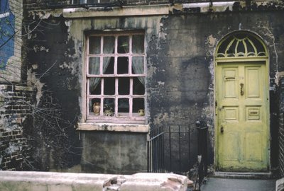 Casa con una puerta verde, Euston, Londres, 1967 de Unbekannt Unbekannt