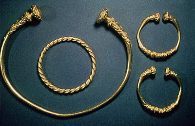 Collar y brazaletes de Waldalgesheim, mediados del siglo IV (oro) de Unbekannt Unbekannt