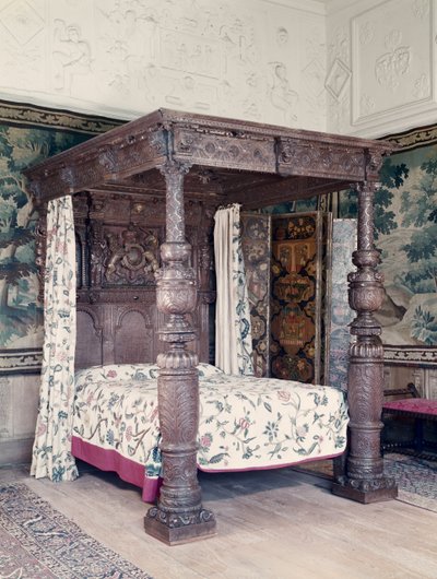 Cama de roble, cabecera tallada con los brazos de Jacobo I de Inglaterra y Federico V, Elector Palatino del Rin, y la insignia de Enrique, Príncipe de Gales, principios del siglo XVII de Unbekannt Unbekannt