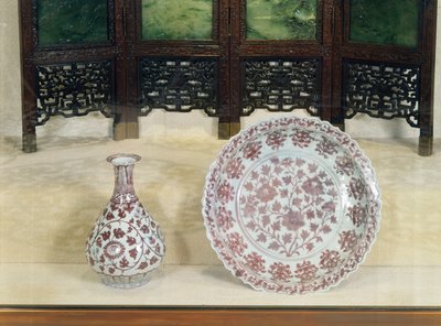 Botella en forma de pera decorada en rojo bajo vidriado con ramas de crisantemo enroscadas, período Hung Wu (1368-98) de Unbekannt Unbekannt