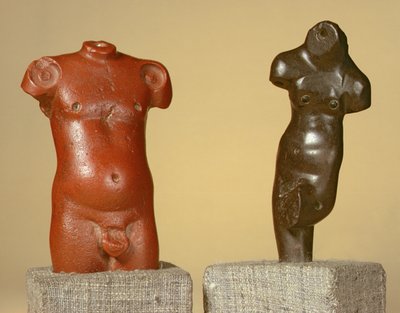 Torso masculino de arenisca roja y bailarina de arenisca gris, Harappa, 2300-1750 a.C. de Unbekannt Unbekannt