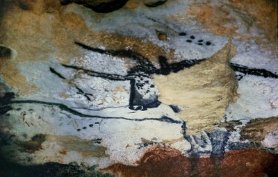 Pintura rupestre de un toro con cuernos largos, la Sala de los Toros, c.17000 a.C. de Unbekannt Unbekannt