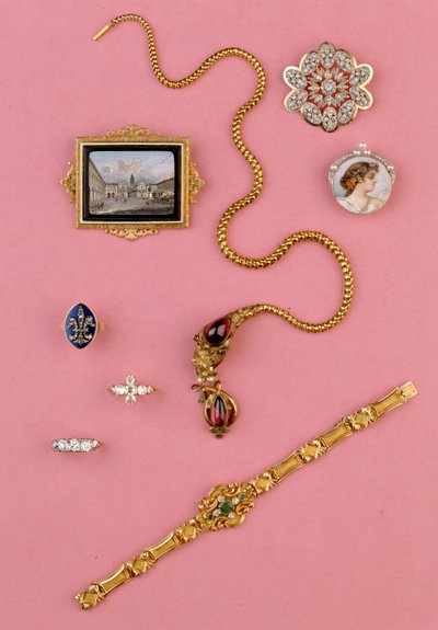 Selección de joyería del siglo XX: collar de serpiente con granate cabujón; broche de mosaico en miniatura; pulsera de esmeralda y diamante de Unbekannt Unbekannt