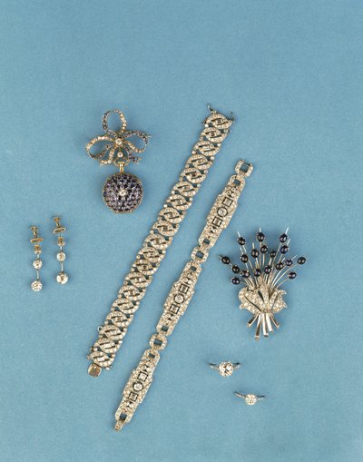 Selección de joyería Art Deco: pulseras de eslabones; reloj de bolsillo con zafiro y diamantes; anillos solitarios; broche de spray con zafiro cabujón (diamante) de Unbekannt Unbekannt