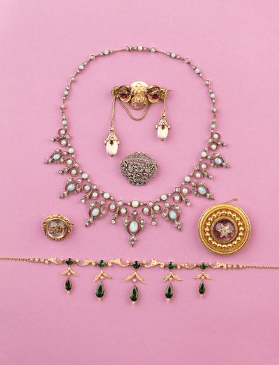 Selección de joyería victoriana: collar de turmalina y perlas divididas; broche ovalado de diamantes en rosa; collar de ópalo y diamantes; broche de estrella con amatista cabujón; cristal de Essex de tigre gruñendo de Unbekannt Unbekannt