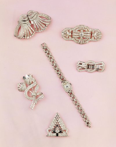 Selección de joyería de diamantes: broche de diamantes en forma de baguette y marquesa; clip de diamantes Art Deco; broche de diamantes en panel; reloj de dama con caja oblonga de diamantes de Unbekannt Unbekannt