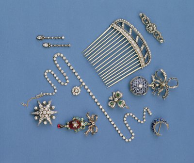 Selección de joyería de diamantes: peine para el cabello; collar graduado de collet; broche de media luna con zafiro; colgante de carbunclo esmaltado; reloj de bolsillo; broche de estrella de Unbekannt Unbekannt