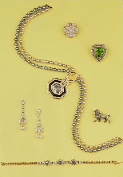 Selección de joyería: collar de perlas cultivadas estilo Art Deco con zafiros amarillos y azules; pendientes colgantes de diamantes y perlas; broche de estrella con ópalo y diamantes rosa; broche de caniche con diamantes rosa de Unbekannt Unbekannt