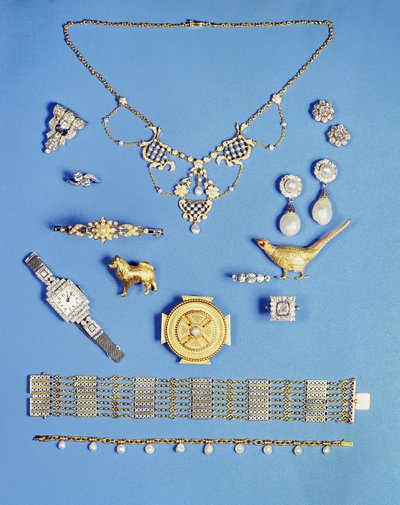 Selección de joyas: colgante de perla y oro; broche de clip de diamantes Art Deco; pendientes de perlas; broche de oro estilo celta; pulsera de cadena eduardiana; broche de faisán; brazalete de bisagra de oro con media perla de Unbekannt Unbekannt