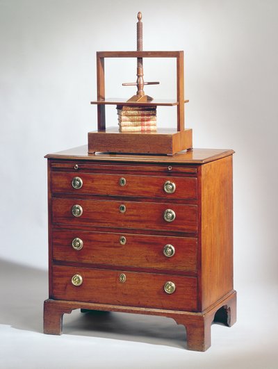 Pequeño cofre de caoba por Sheraton, c.1790 coronado por una prensa de libros de caoba de Unbekannt Unbekannt