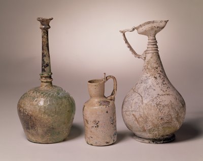 Botella rociadora de vidrio moldeado, siglos X-XI; jarra con asa de cuello de cisne, siglos X-XII; jarro, siglos VI-VIII de Unbekannt Unbekannt