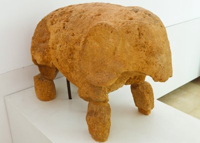 El Complejo Arqueológico, Carmona, Provincia de Sevilla, España. Escultura en el museo de un elefante encontrado en la Tumba del Elefante en la necrópolis romana. de Unbekannt Unbekannt