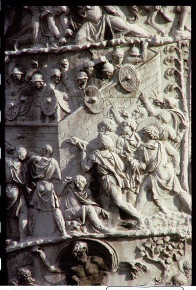 Columna de Trajano, construida para celebrar la victoria sobre los dacios, posiblemente diseñada por Apolodoro de Damasco, 113 d.C. (detalle) de Unbekannt Unbekannt