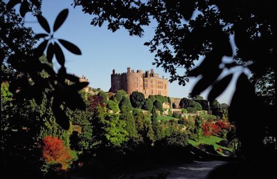 Vista desde el jardín mostrando torres medievales y alteraciones que comenzaron en 1587 de Unbekannt Unbekannt