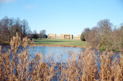 Vista desde el lago de la casa, construida por Sir John Vanbrugh y parque diseñado por Capability Brown de Unbekannt Unbekannt