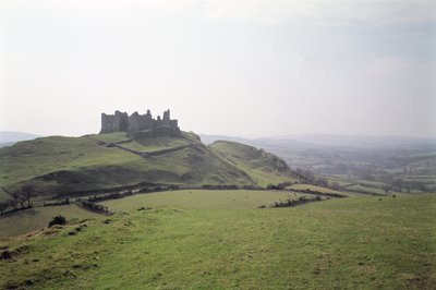 Vista del Castillo de Carreg Cennen, Gales del Sur, construido c.1350 de Unbekannt Unbekannt