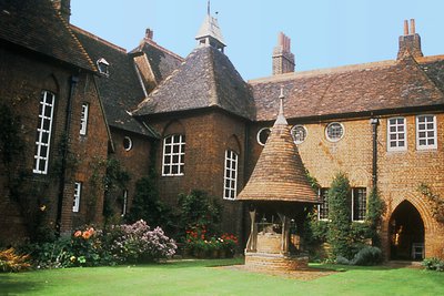 Vista del exterior de The Red House, Bexleyheath, diseñada por William Morris con Philip Webb como arquitecto, completada en 1859 de Unbekannt Unbekannt