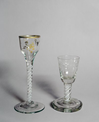 Copa de vino con decoración dorada, cuenco de vidrio de disparo y tallo de torsión opaca, c.1760 de Unbekannt Unbekannt