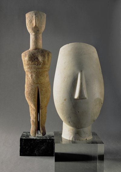 (Izq. a Der.) Figurilla con brazos cruzados, Cicládica; cabeza de una mujer, fragmento de una estatua, de Keros, Periodo Cicládico Temprano II c.2700-2400 a.C. de Unbekannt