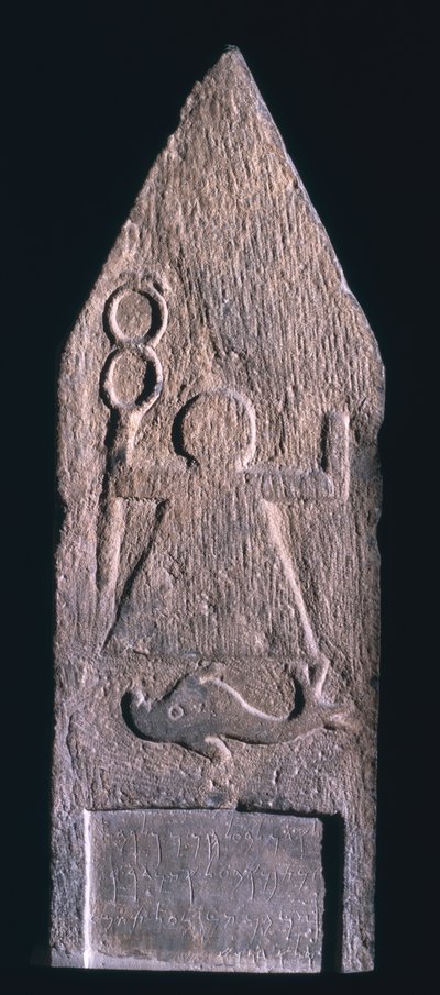 00357 Estela votiva que representa a Tanit, diosa de Cartago, sosteniendo un caduceo con un delfín y una inscripción debajo, fenicia, de Tophet El-Horfa, Argelia, siglo II-I a.C. de Unbekannt