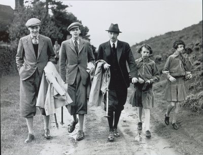 10º Duque con sus cuatro hijos, Billy, Andrew, Anne y Elizabeth en Bolton Abbey, c.1938 de William M. Timlin