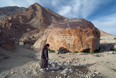 Una mujer del pueblo ladakhi recogiendo agua de una tubería comunal, Tangtse, Ladakh, India de Unbekannt