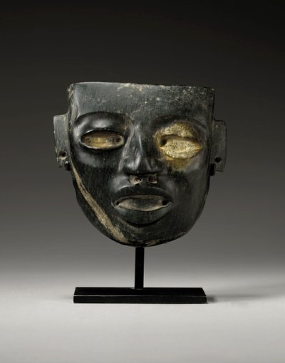 Una máscara de piedra de Teotihuacan, tallada con el rostro juvenil de un dignatario de Unbekannt
