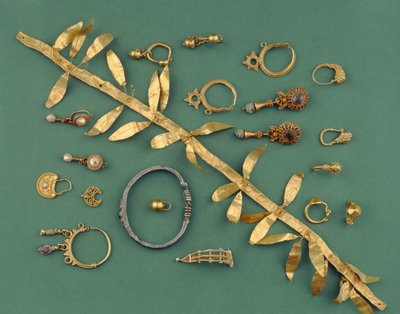 Una colección de joyería helenística, bizantina y romana incluyendo un diadema de hoja de oro, un brazalete de plata del Mediterráneo Oriental, colgantes crescentes y una fíbula de oro, que datan del siglo III al I d.C. de Unbekannt