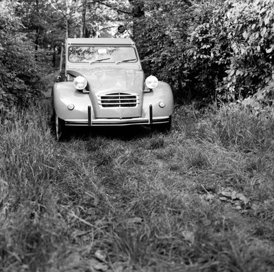 Una familia Viajando en su Citroen 2CV, Monza de Bartolome Esteban and studio Murillo