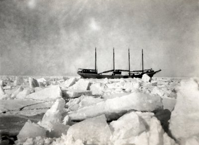 Un barco de cuatro esteras navegando entre los icebergs. de Unbekannter Künstler