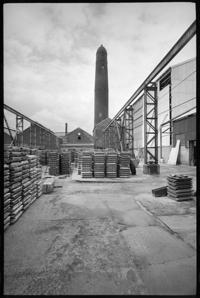 Vista general de la torre de tiro de Elswick, demolida en 1968-69, utilizada para crear tiros de plomo, con un patio con paletas en primer plano, c.1955-69 (foto b/n). de Unbekannter Künstler