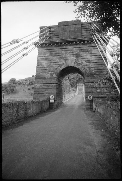 Vista general del Union Bridge, mostrando la elevación sur del muelle sur, y el puente extendiéndose hacia el norte a través del arco hacia el muelle norte en la frontera inglesa al fondo , Union Bridge, Loanend, Horncliffe, Northumberland, UK, UK, c de Unbekannter Künstler