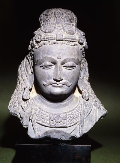 Una gran cabeza de un Bodhisattva con expresión abatida, siglo II-III de Unbekannt
