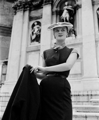 Una modelo con moda de Christian Dior en Venecia, 3 de junio de 1951: Fuera de La Salute de Unbekannt
