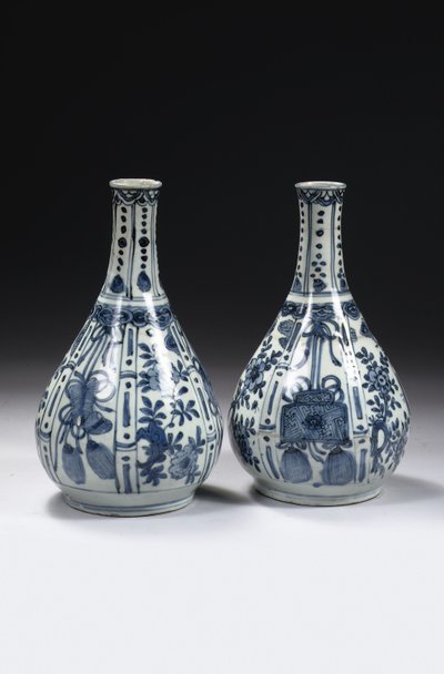 Un par de jarrones de botella chinos azul y blanco 