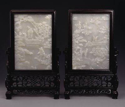 Un par de pantallas de mesa de jade blanco talladas en relieve con inmortales entre nubes o en jardines con asistentes y bestias míticas de Unbekannt