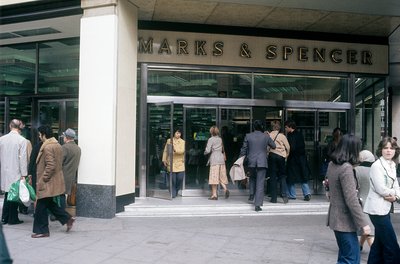 Una vista de la calle Oxford con la entrada de Marks & Spencer, Londres, Reino Unido de Unbekannter Künstler