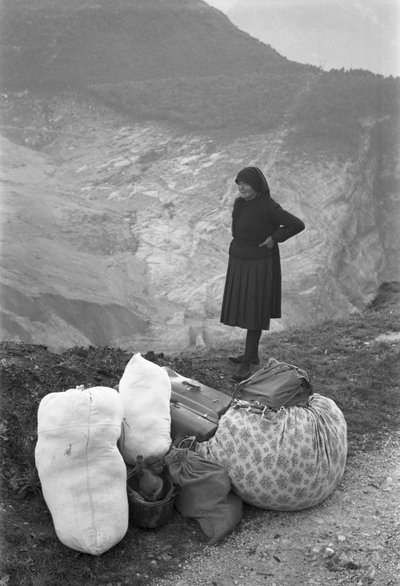 Una mujer narra la tragedia, Longarone, Vajont, 9 de octubre de 1953: Bolsas y equipajes de Unbekannt