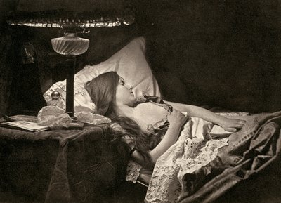 Una joven durmiendo en una cama con cándidas sábanas bordadas de Unbekannter Künstler