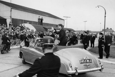 Después de inspeccionar una Guardia de Honor Naval en el Aeropuerto de Londres, el Presidente Kennedy y el Sr. Macmillan se marchan en un coche descapotable de Unbekannt