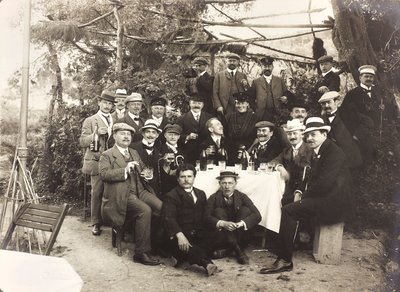 Álbum "Meine mittelmeer-reise 1910": Grupo de personas posando mientras brindan en un jardín. de Unbekannter Künstler