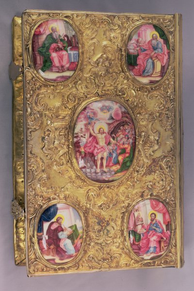Evangelio del altar de plata elaboradamente trabajado con medallones de esmalte, el central representando la Resurrección, con cuatro medallones en las esquinas representando a los cuatro evangelistas, por Pyotr Afinogenov, Moscú de Unbekannt