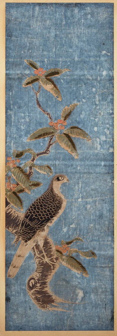 Un ishizuri-e que representa un halcón posado en una rama de nanten, sobre un fondo azul de Unbekannt
