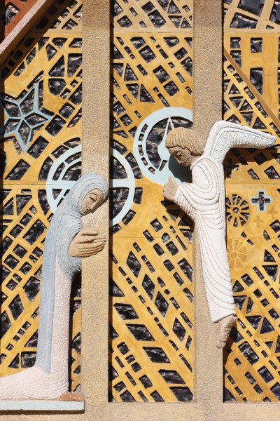 Escultura de la Anunciación en la iglesia de Notre-Dame de Consolation diseñada por Raymond Vaillant, Hyeres, Francia de Unbekannt