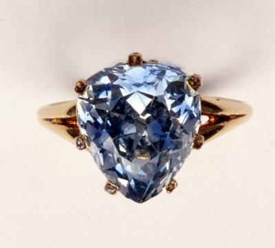 Anillo antiguo de corte fantasía, el diamante azul-gris pesa 5.45 quilates, una vez propiedad de María Antonieta de Unbekannt